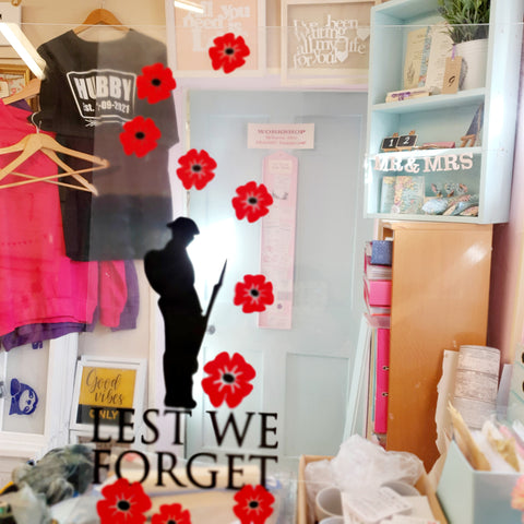 LARGE LEST WE FORGET REMEMBRANCE VINYL WINDOW CLING DECAL